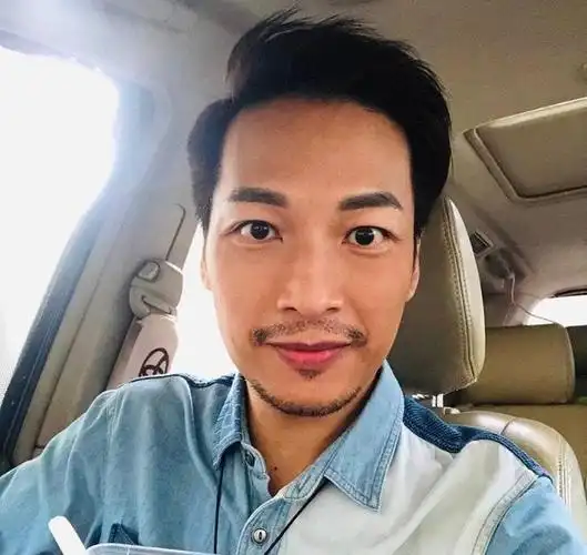 53岁tvb童颜男神谭伟权,被誉新一代御用老千,兼职做网红月入5万