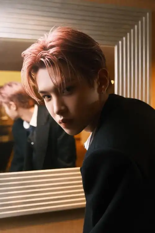 黄明昊第二套造型,西装