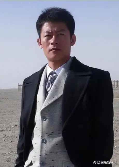 李健艺考路漫漫,初心不改终成功,娶初恋育一女,贵人相助演员梦