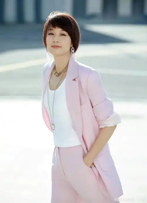 马伊琍新发型真好看,换刘海短发气质减龄,穿粉色西装美回少女样_网易