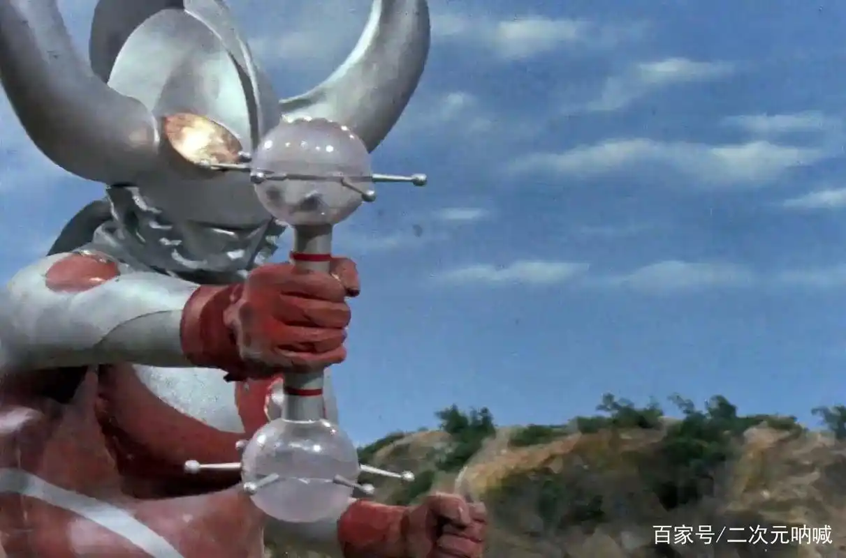 奥特之父提着哑铃为儿子们报仇,结果自己死了,儿子帮他报仇