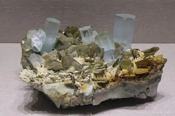 云母石,中文别称:绿柱岩本品为硅酸盐类矿物白云母的片状矿石,系从