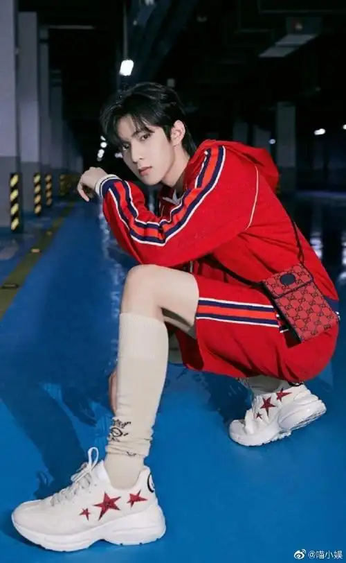 刘耀文红色运动装