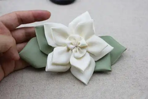 清新风格的布艺头饰头花图解教程