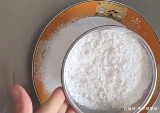 做法: 1,碗中筛入80克低筋面粉