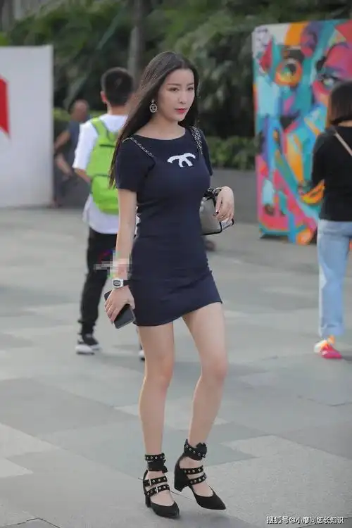 1/ 12 图中的小姐姐这身穿搭值得学习,同色搭配不容易出错,里面是一件