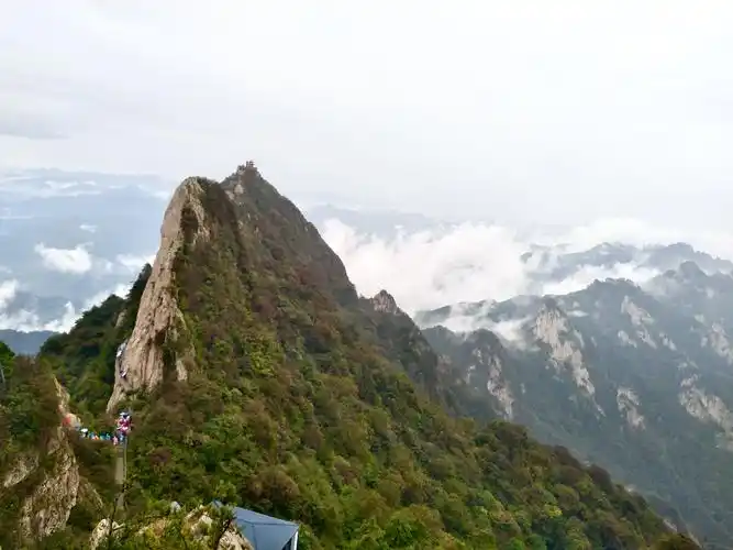 远眺秦岭余脉八百里伏牛山最高峰"马鬃岭鸡角尖".