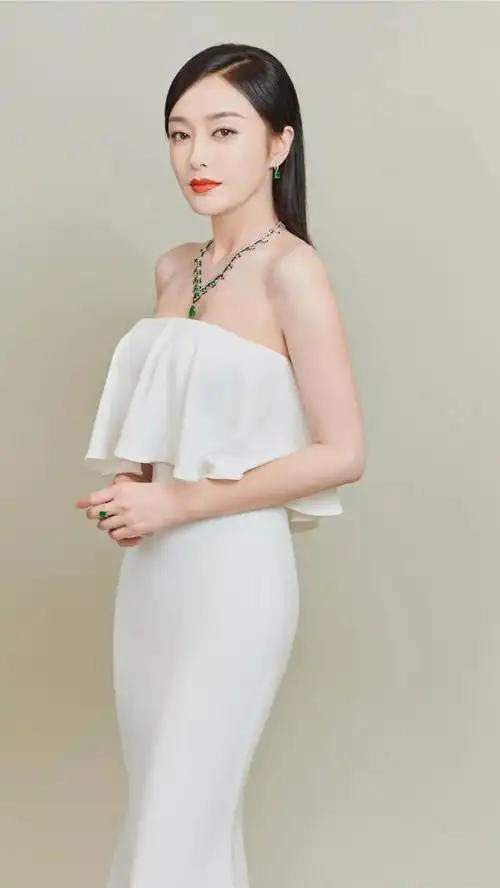 中国女明星秦岚露肩黑裙冷艳气质写真很有特色全身散发出优雅