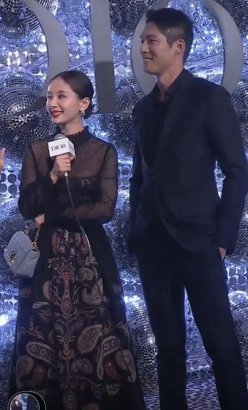 王子文吴永恩牵手走红毯,官宣恋情三天,就合体撒狗粮