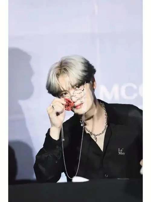 昨日的金在中和郑允浩来处看logo哦#郑允浩  #金在中  #允在