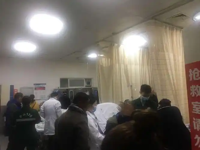 凌晨一点的急诊抢救室