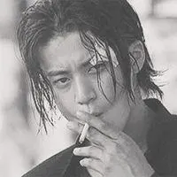 热血高校源治抽烟头像_微信头像图片大全