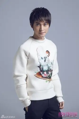 组图: 陈威翰写真化身阳光邻家男孩