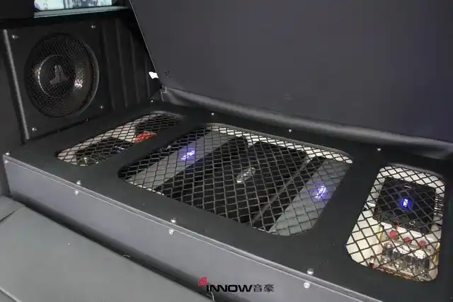 美轮美奂 汽车音响改装尾箱艺术_工艺展示