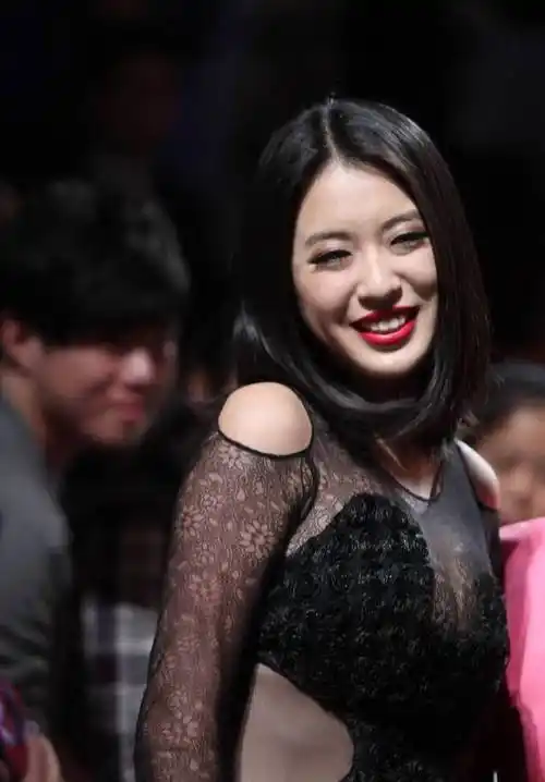 凭《让子弹飞》出名的赵铭:从助理到球神之路,如今勇敢做自己_表演_民