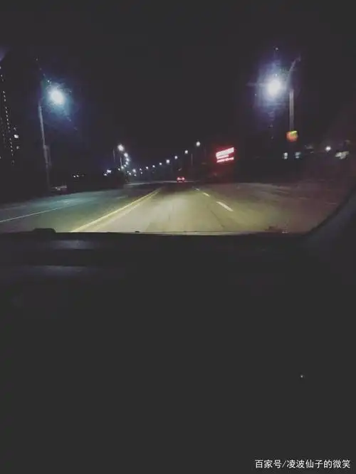 原创小诗——夜晚的车流