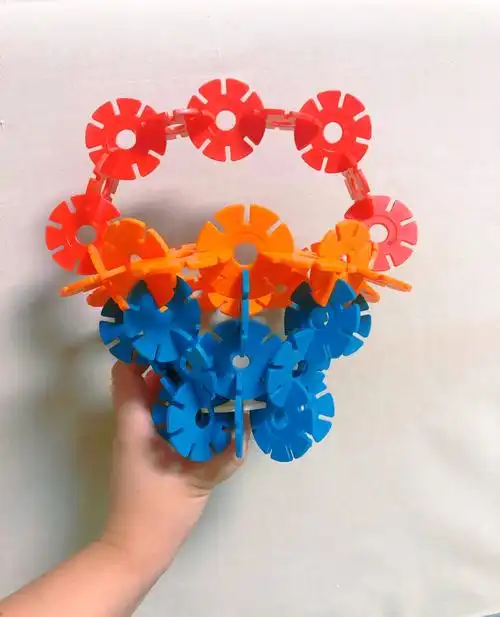 今天工作不顺心下班后心情不好,陪孩子用雪花片搭了小花篮,心情也好了