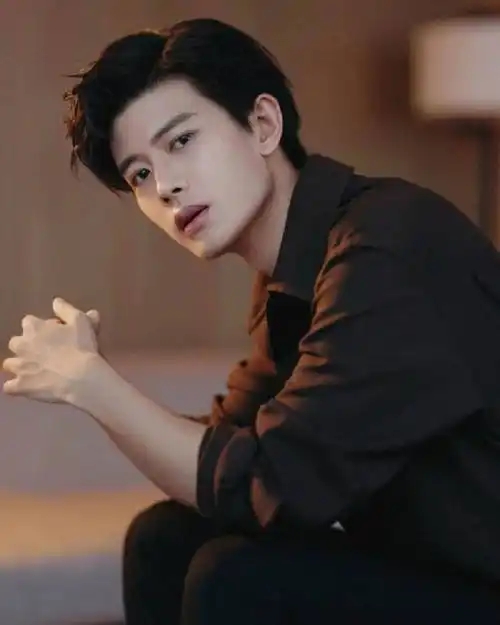 就有网友控诉任嘉伦婚内出轨,还爆料任嘉伦是在妻子怀孕期间出轨,这位