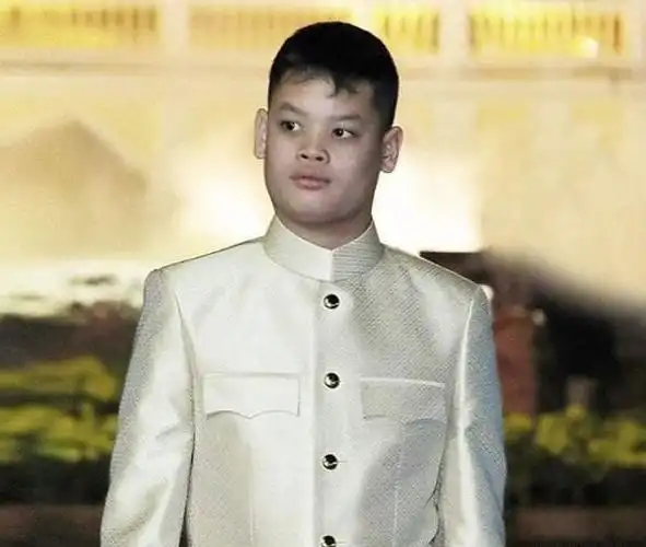 泰国儿子不"憨"了!下跪种树祈福,得国王重视安排6个侍卫照顾