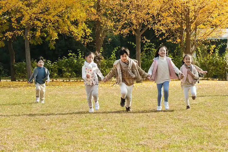 小学生6岁到7岁彩色图片欢乐的男孩女孩在户外玩耍