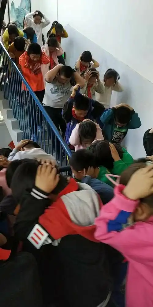 洛龙区龙富小学进行地震疏散应急演练