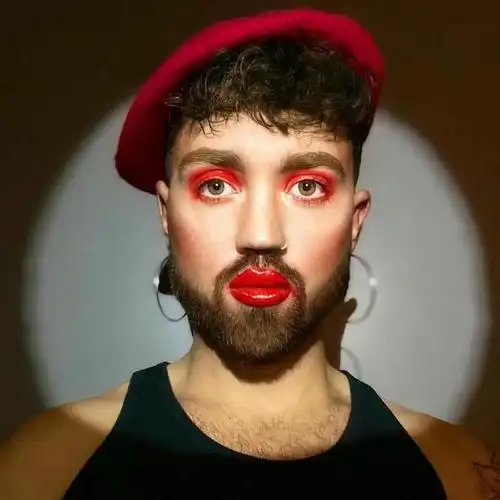 这个男人穿裙子和连衣裙证明衣服没有性别