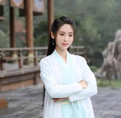 坦白说,邢菲对古装剧可谓驾轻就熟,邢菲和程灵素的适配度也挺高的,没