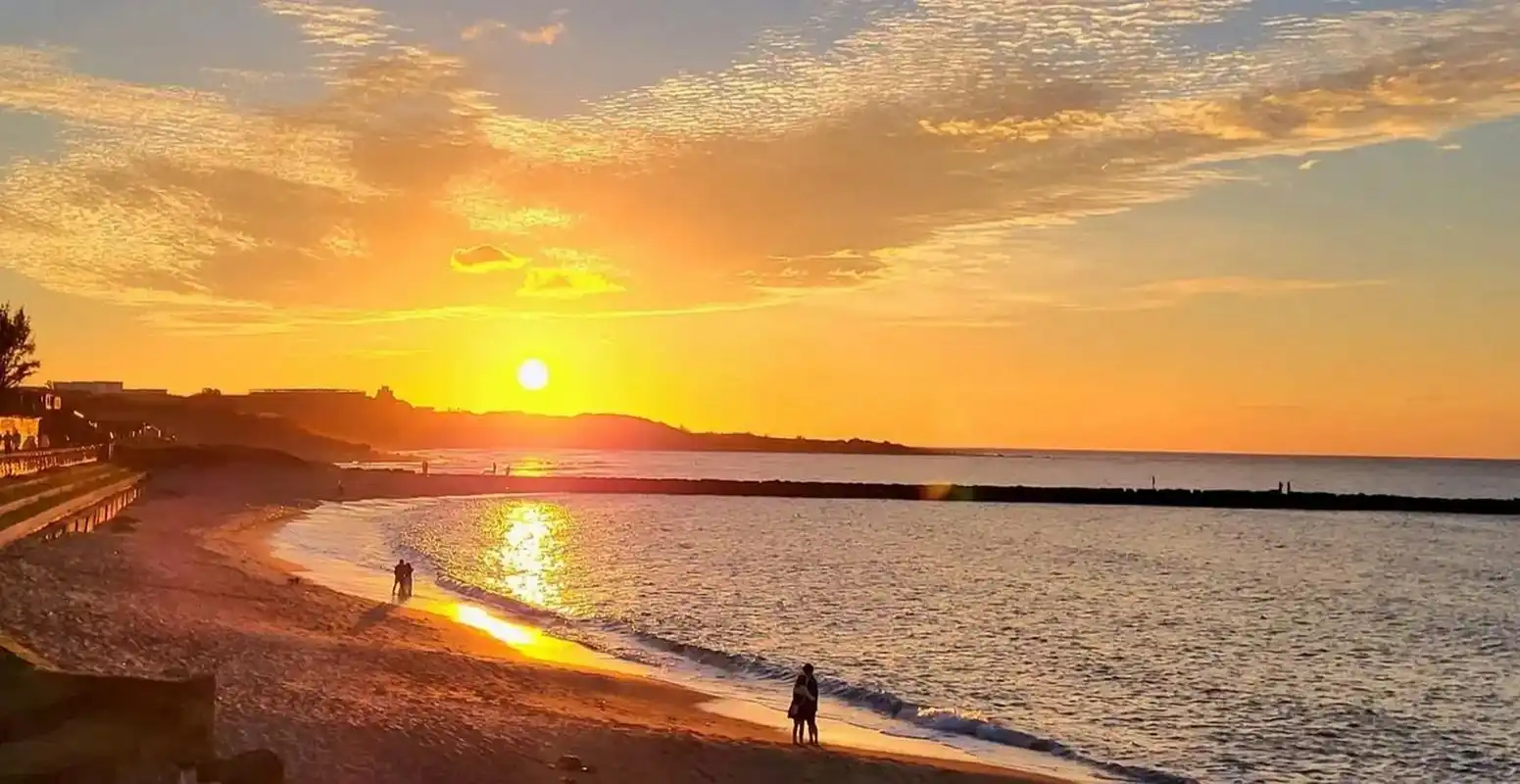 海边最美的风景就是夕阳西下的时候, 随着时间的流逝,云彩折射出不同