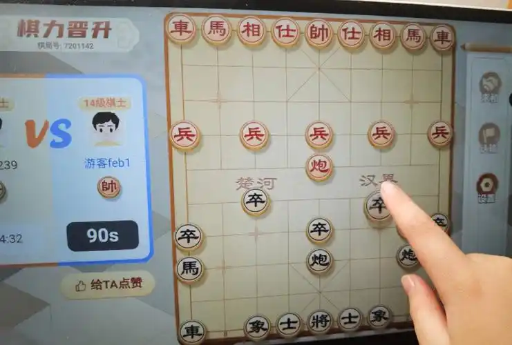 一直以来,儿子下象棋的对象除了爷爷就是爸爸,爷爷的是他的启蒙老师