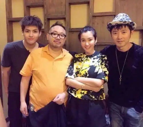 187cm的吴亦凡为何合影时永远站不直看完这些照片你就懂了