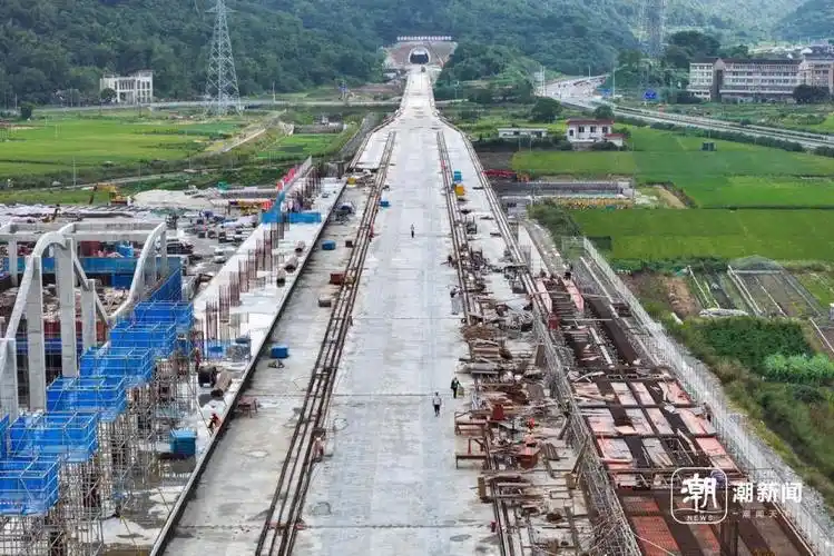 高铁项目全线800多名工人坚守一线,追赶进度,目前温岭西站完成地基