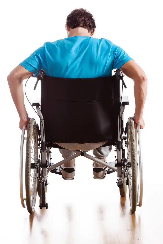 驾驶坐在轮椅上,一名男子驾驶坐在轮椅上一个背面