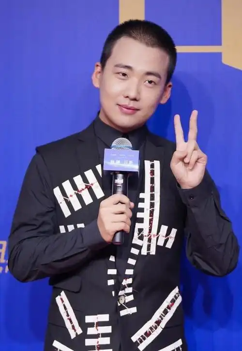 郭麒麟新造型曝光!寸头造型遭网友调侃:有郭德纲内味儿了