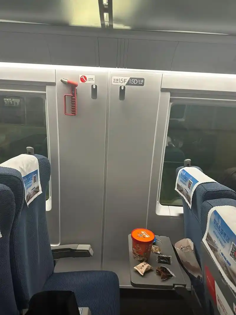 给大家看看我买的靠窗的高铁座位