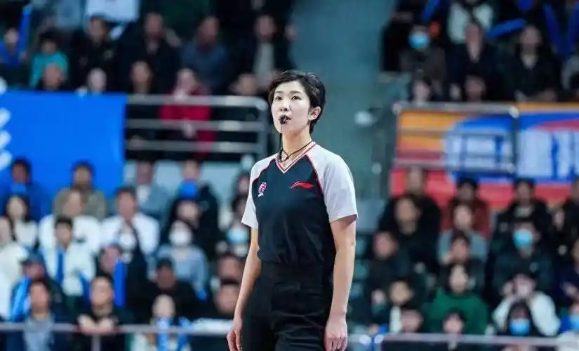 原创这一夜cba的体面被这名女裁判给撕了个粉碎