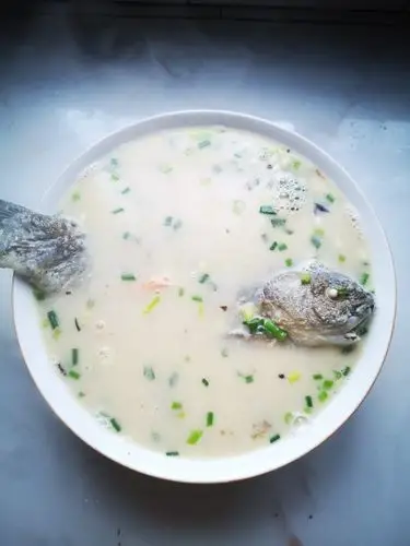燕飞飞-2做的奶白鲫鱼汤