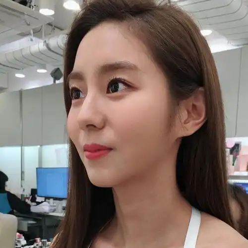 uie金宥真为了居住弱势阶层儿童活动捐赠宣传片中字