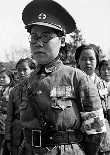 抗战老照片:两个鬼子看百姓打麻将,最后一张是女军医!