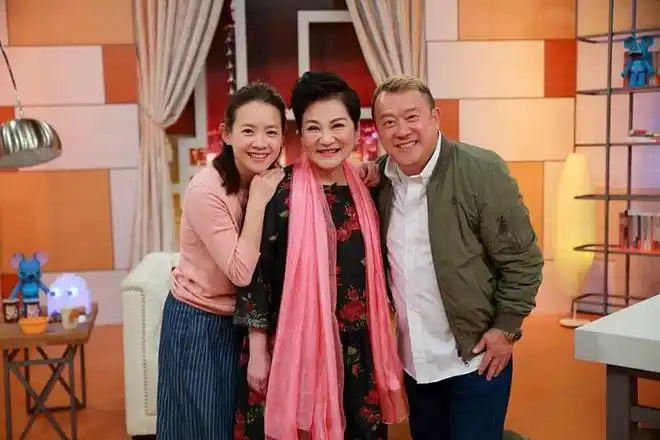 曾宝仪小燕有约谈父女情酸老爸曾志伟花心