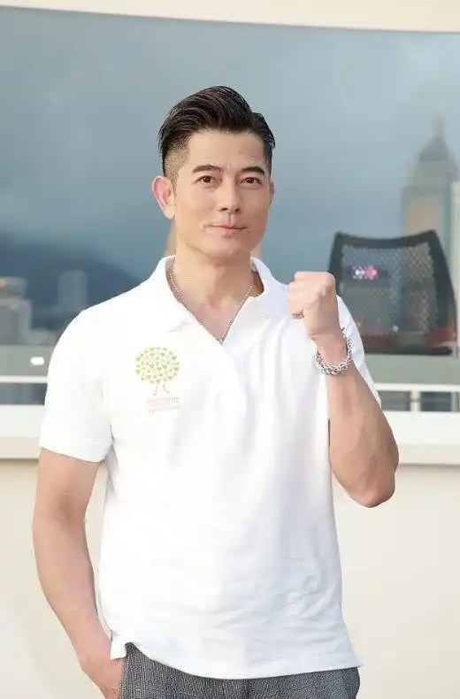 郭富城大女儿正面照曝光,戴口罩像妈摘下却像爸,一家顶级基因