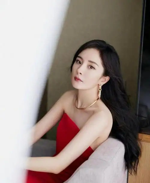 杨幂不愧是圈内女王穿红色礼裙参加活动纤细身材好有魅力