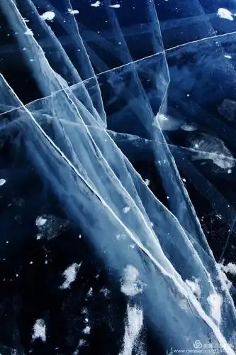 湖冰形成了巨大的冰裂缝