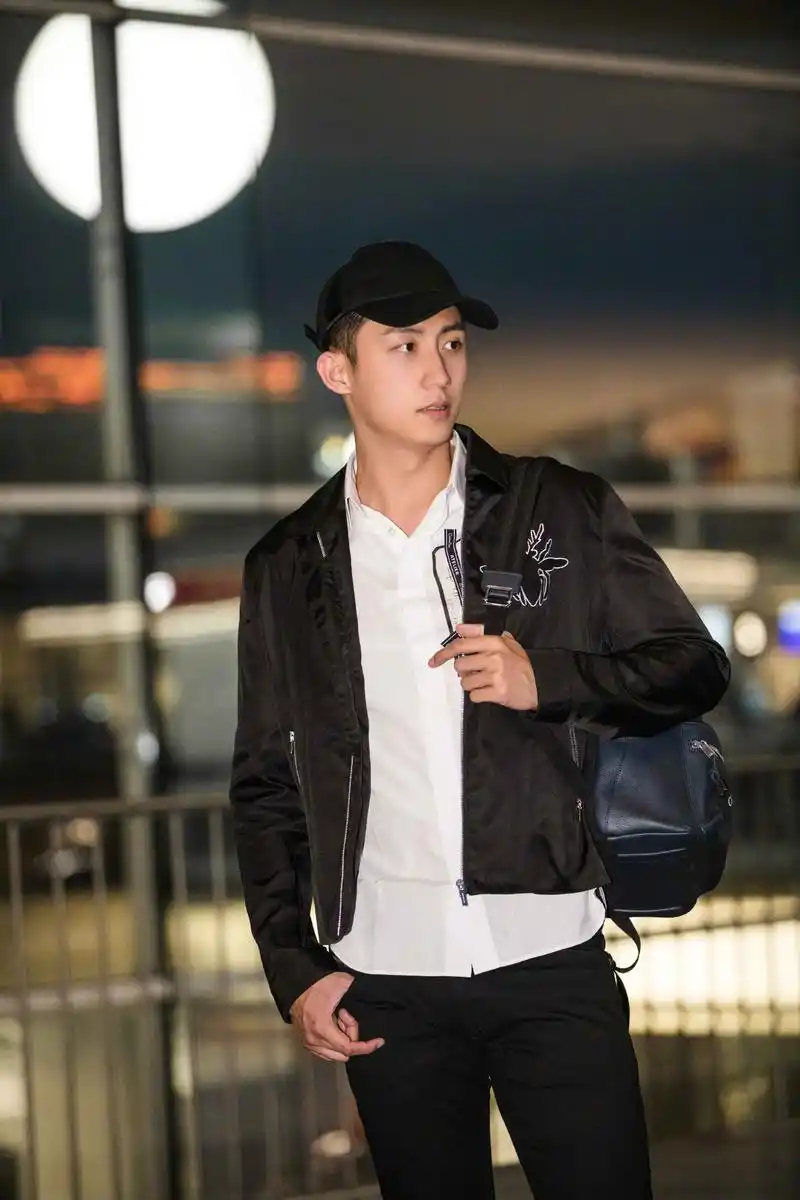 【黄景瑜 巴黎】身穿印花衬衫搭配黑色刺绣夹克现身机场,即将亮相巴黎