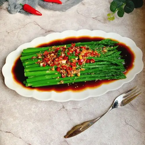 【菜名】凉拌芦笋【所需食材】芦笋小米椒白芝麻食盐生抽醋白糖蚝油
