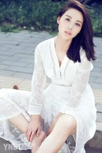 原雨白色蕾丝裙街拍 夏日绽放清新气质