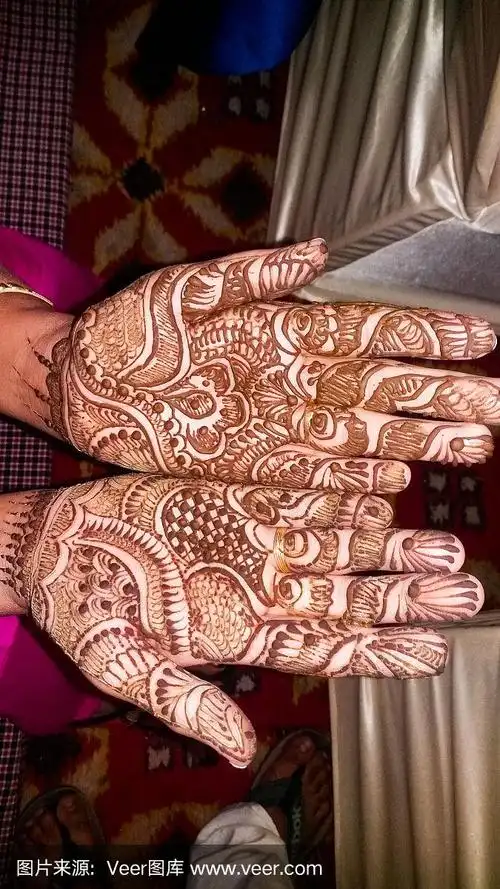 彩绘图案在手上呈现印度德里的传统,印度宗教有丰富多彩的设计