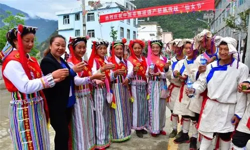 的怒族"仙女节"在樱花开满的小镇在人神共居的天堂仙女,民族风情鲜花