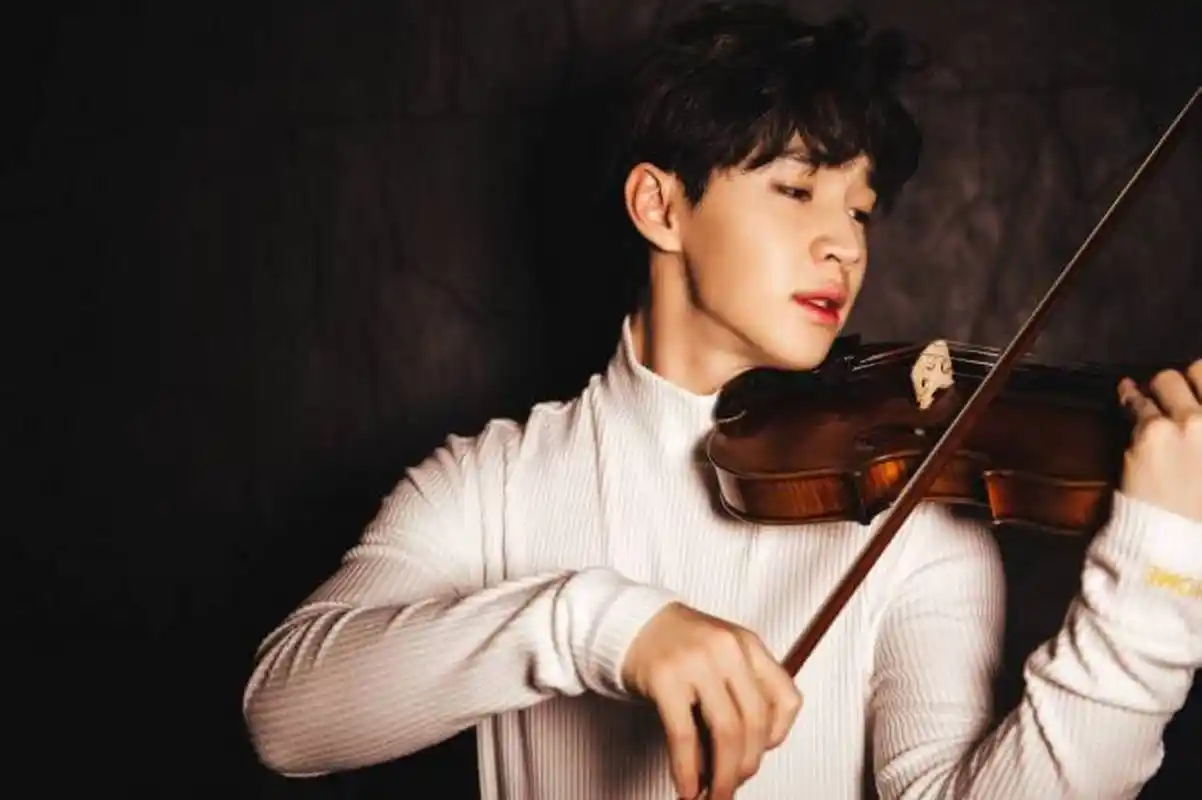 刘宪华化身钢琴小王子尽情演奏《radio》,在高空中,在聚光灯下,琴键