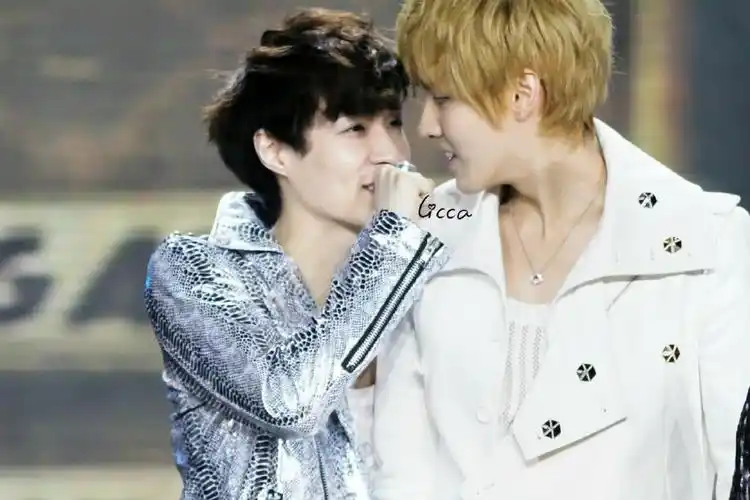 被童年男神和繁星cp霸榜热搜的昨天,有哪些新闻被我们忽略了