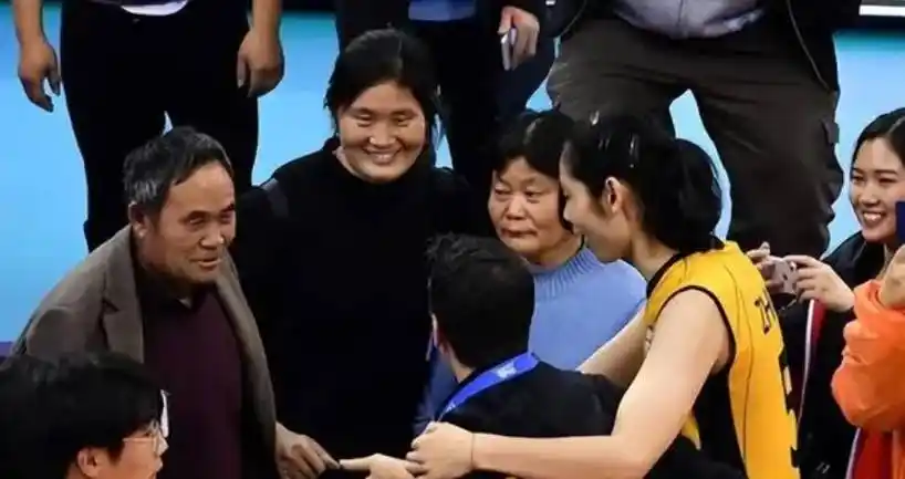 中国女排朱婷:用比赛奖金还清家中债务,为家乡修20公里柏油路_排球赛